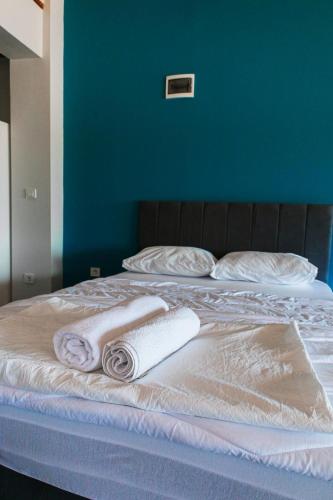 Un pat sau paturi într-o cameră la Yalı Houses