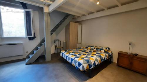 - une chambre avec un lit et un escalier dans l'établissement PROMO 27-31 mai Toulouse 15 mn appart 3 lits propre cuisine sde 4 personnes, à Montastruc-la-Conseillère