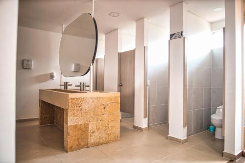 uma casa de banho com um lavatório e um espelho em Century em Sabaneta
