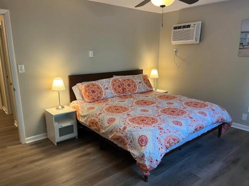 sypialnia z łóżkiem i nocną szafką z 2 lampami w obiekcie Carter #6 Two Bedroom Apartment near Xavier w mieście Cincinnati