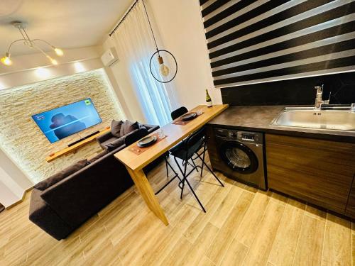 uma cozinha com uma mesa, um lavatório e um micro-ondas em Apartment Dimitris em Atenas