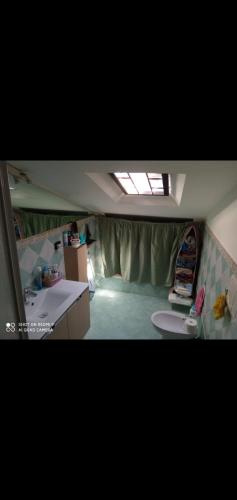 ein Bad mit einem Waschbecken und einem WC in einem Zimmer in der Unterkunft Villa marco Simone in Rom