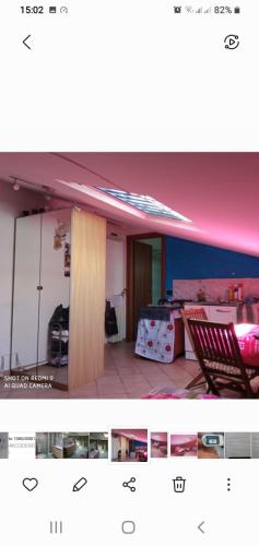 Zimmer mit rosa Decke und einem Tisch in der Unterkunft Villa marco Simone in Rom