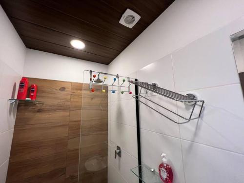 a bathroom with a shower with a glass door at Mar adentro a tu alcance! in Santa Cruz de la Sierra