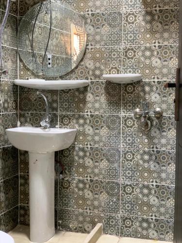 a bathroom with a sink and a mirror on a wall at رويال ماجيك in Cairo
