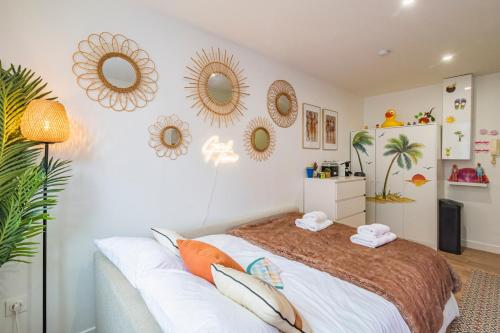 - une chambre dotée d'un lit avec des miroirs sur le mur dans l'établissement ExploreReims - Malibu beachhouse proche gare et centre, à Reims