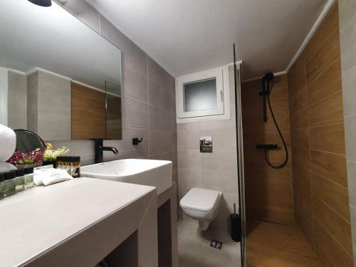 Poseidon - Stylish Apt. Steps Away from Acropolis