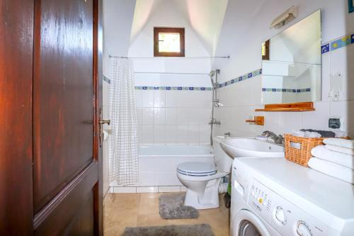 La salle de bains est pourvue de toilettes, d'un lavabo et d'une baignoire. dans l'établissement Mountain Family Chalet on Prahova Valley, à Comarnic