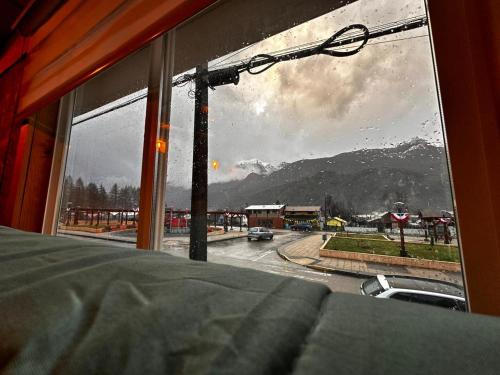 a view from a bedroom window of a mountain view at Ruta 7 Coffee & Lodging in Villa Maniguales