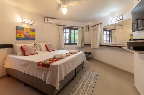 een slaapkamer met een groot bed in een kamer bij Sítio de Praia in Arraial d'Ajuda