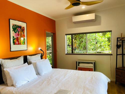 Ліжко або ліжка в номері Sky: rainforest and ocean views with jacuzzi