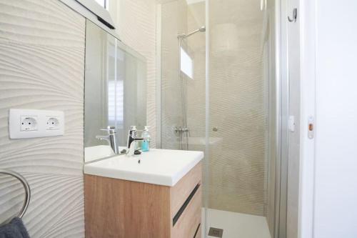 un baño con lavabo y ducha en Rooftop sea view with Jacuzzi and A/C, en Puerto del Carmen