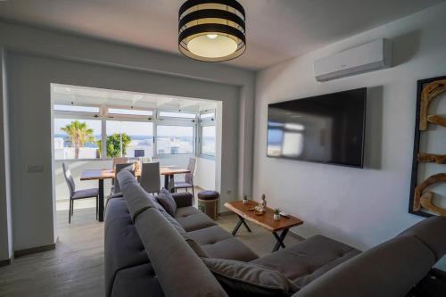 Rooftop sea view with Jacuzzi and A/C