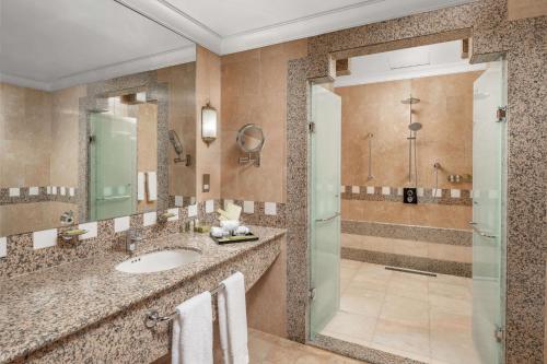 bagno con lavandino e doccia di Madinah Hilton Hotel a Medina