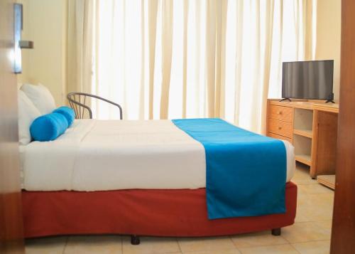 Ein Bett oder Betten in einem Zimmer der Unterkunft Hotel Crillon