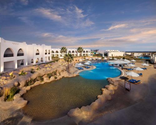 uma vista aérea de um resort com uma piscina em Hilton Marsa Alam Nubian Resort em Abu Dabbab