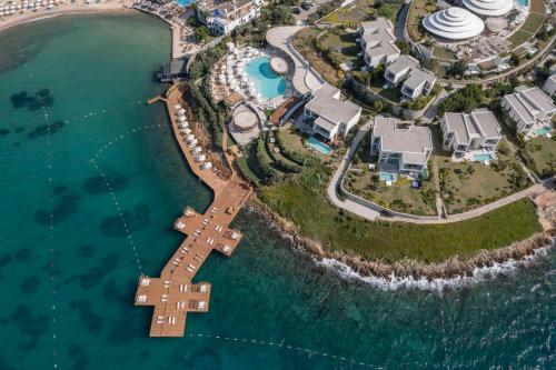una vista aérea de un complejo en el océano en Susona Bodrum, LXR Hotels & Resorts en Bodrum