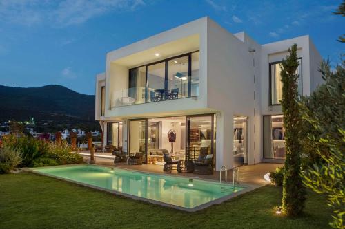 une grande maison blanche avec une piscine dans l'établissement Susona Bodrum, LXR Hotels & Resorts, à Bodrum City