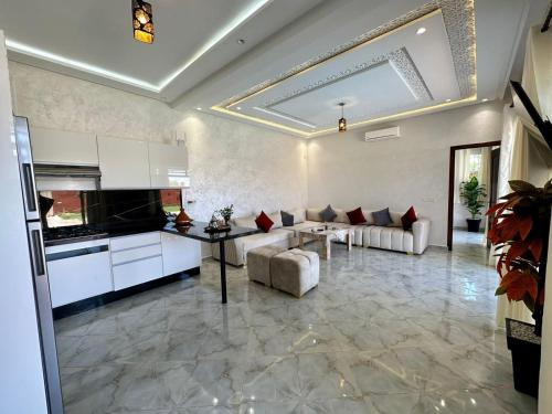 uma grande sala de estar com um sofá e uma mesa em Villa hidaya sans vis à vis em Marrakech