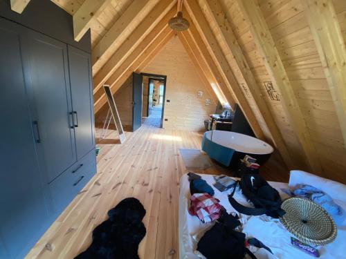 Zimmer mit einem Bett und einer Badewanne im Dachgeschoss in der Unterkunft Aurel house in Baks-Rrjoll