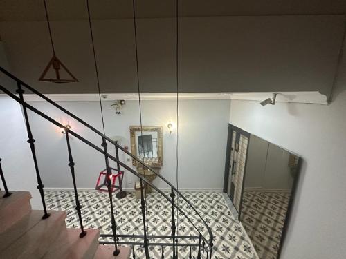 Zimmer mit einer Treppe und einem Spiegel an der Wand in der Unterkunft Konak suit in Istanbul