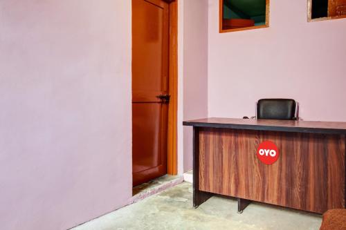- un bureau avec un panneau d'arrêt à côté d'une porte dans l'établissement OYO Flagship Wooden Cave By M2, à Srinagar