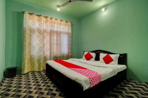 een slaapkamer met een bed met groene muren en een raam bij OYO Flagship Wooden Cave By M2 in Srinagar