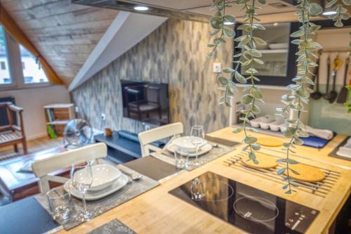 une salle à manger avec une table et des chaises et une cheminée dans l'établissement Le Loft 39 - CHU, à La Tronche