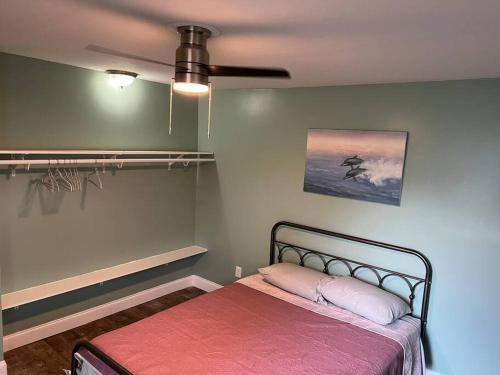 Una cama o camas en una habitación de Cottage close to French Quarters