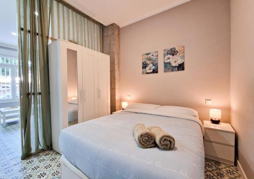a bedroom with a bed with two towels on it at Manzanares 'Madrid Rio' in Madrid