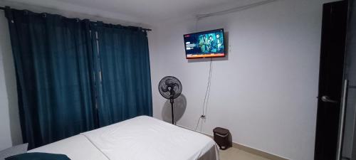 - une chambre à l'hôpital avec un lit et une télévision à écran plat dans l'établissement Apto los Almendros, à Carthagène des Indes