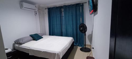 - une petite chambre avec un lit et une fenêtre dans l'établissement Apto los Almendros, à Carthagène des Indes