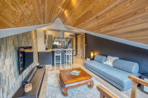 - un salon avec un canapé bleu et une table dans l'établissement Le Loft 39 - CHU, à La Tronche