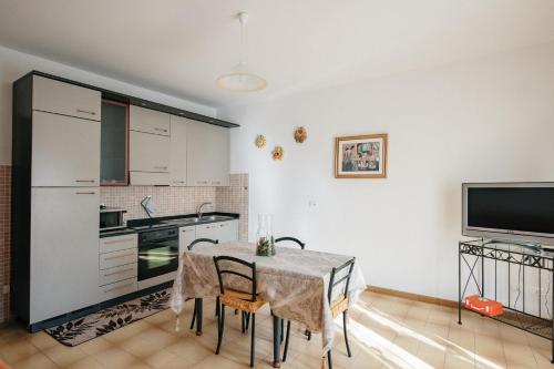a kitchen with a table and a tv in a room at (Incanto sul Lago Turano) la vista panoramica più bella in Ascrea
