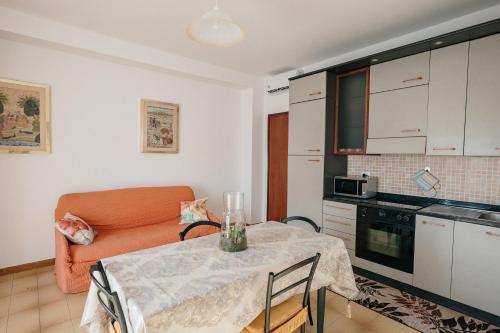 una cucina e una sala da pranzo con tavolo e divano di (Incanto sul Lago Turano) la vista panoramica più bella a Ascrea