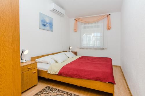 Posteľ alebo postele v izbe v ubytovaní Apartments with a parking space Vir - 18569
