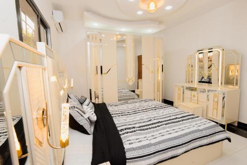 a room with a bed and some dressing rooms at SkyLight Residence in Yaoundé