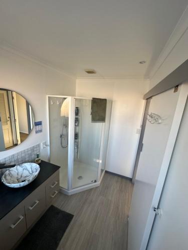 W łazience znajduje się prysznic i umywalka. w obiekcie Glamis Ave Shared Home B&B w mieście New Plymouth