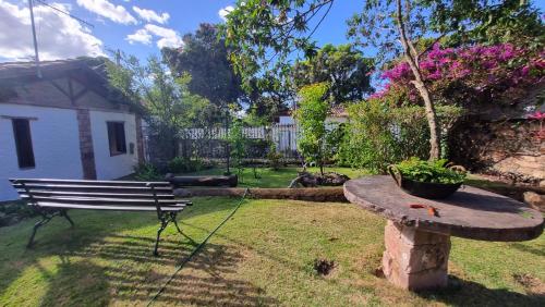 a park bench and a table in a yard at Casa de Silvana - Igatu in Andaraí