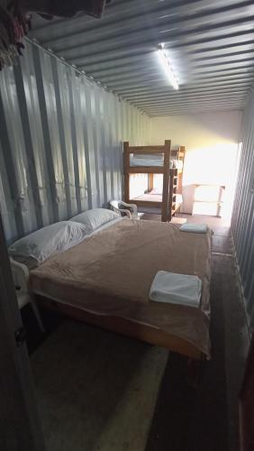 เตียงในห้องที่ Contenedor de barco glamping