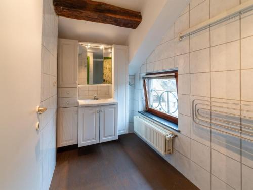 uma casa de banho com um lavatório e uma janela em Stunning home for 5 adults with indoor pool em Esneux