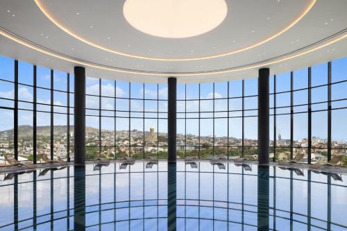 Bazén v ubytování Paragraph Freedom Square, a Luxury Collection Hotel, Tbilisi nebo v jeho okolí