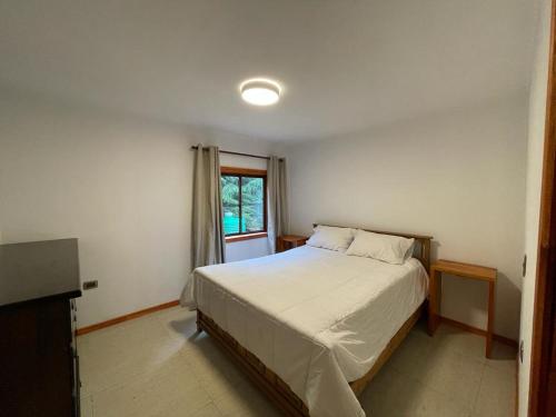 プコンにあるCabaña en Boscoso Lodgeのベッドルーム(ベッド1台、窓付)