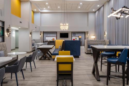 a dining room with tables and chairs and a cafeteria at Hampton Inn & Suites Agoura Hills in Agoura Hills