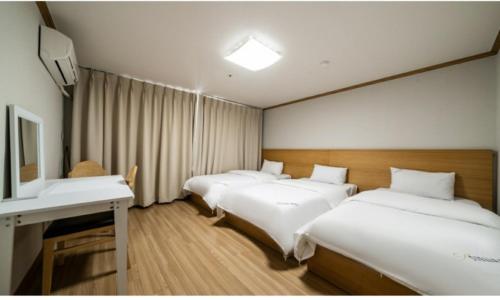 Ένα ή περισσότερα κρεβάτια σε δωμάτιο στο Incheon Wolmido Stellamaris Hotel
