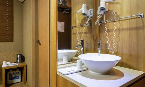 仁川的住宿－Incheon Wolmido Stellamaris Hotel，一间带水槽和镜子的浴室