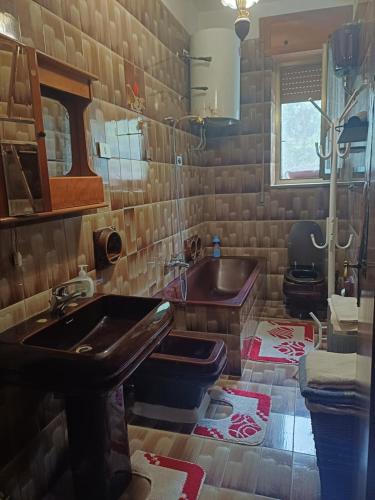 a bathroom with a sink and a toilet and a tub at La casa di Lili in Lugnano in Teverina