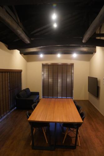 a conference room with a table and a couch at LOOP-shiso 宍粟市BBQとサウナでととのう天空回廊にたたずむ貸別荘 in Shiso