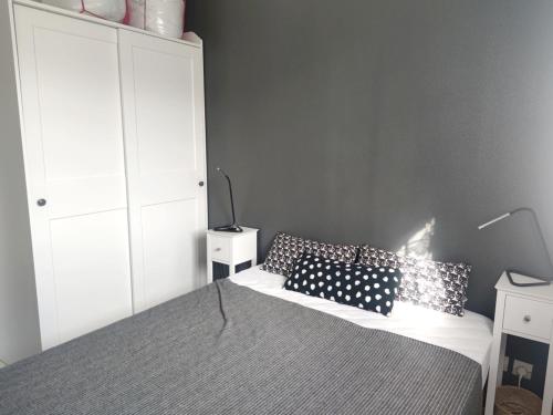- une chambre avec un lit et une armoire blanche dans l'établissement Appartement 2 à 4 pers, vue port Crouesty - Wi-Fi, Parking - FR-1-639-75, à Arzon