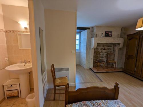 łazienka z umywalką i kominkiem w obiekcie Maison charentaise rénovée avec jardin privé, proche d'Angoulême et activités en bord de Charente - FR-1-653-208 w mieście Vindelle